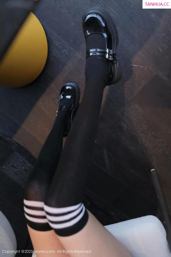   [XiuRen]高清写真图 2025.05.30 No.10351 Candy糖糖 性感JK第7张图片